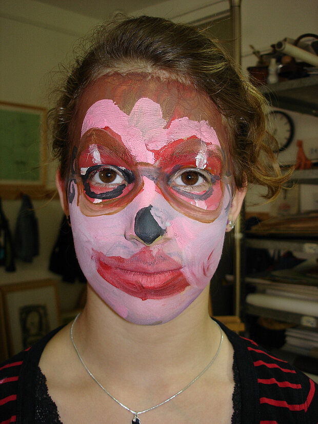 Geschminkte Schülerin